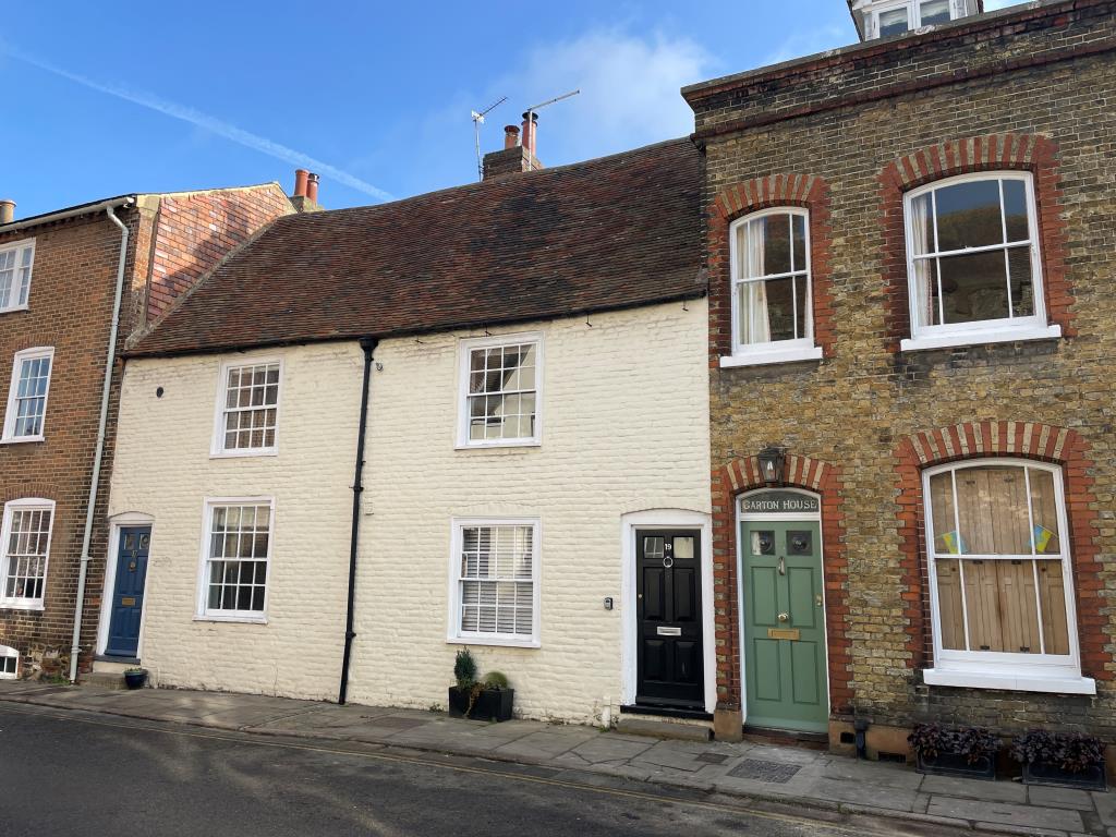 Lot: 65 - WELL-PRESENTED TWO-BEDROOM HOUSE - Mid terraced house